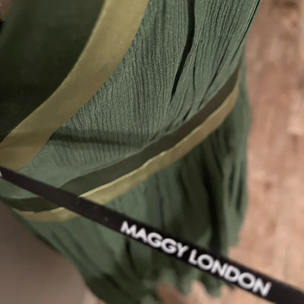 Maggy London size 12 green Christmas dress - Picture 4 of 5